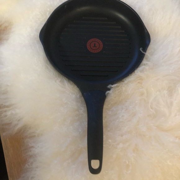 GC T-Fal ridged pan for your kitchen wear needs medium ! - Picture 5 of 6